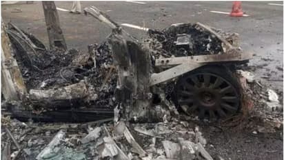 ഇന്ധന ടാങ്കറുമായി കൂട്ടിയിടിച്ച് കത്തിക്കരിഞ്ഞ് റോൾസ് റോയ്സ്; ടാങ്കർ ഡ്രൈവർക്കും സഹായിക്കും ദാരുണാന്ത്യം