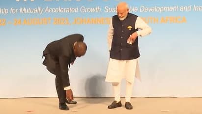 బ్రిక్స్ వేదికపై జారిపడ్డ మువ్వన్నెల జెండా.. అభివందనం చేసిన ప్రధాని.. మోదీ రియాక్షన్ వైరల్..