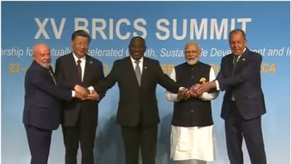 ബ്രിക്സ് ഉച്ചക്കോടി: ഗ്രൂപ്പ് ഫോട്ടോയിലും 'അതിർത്തി', അകലം പാലിച്ച് മോദിയും ഷി ജിൻ പിങും; കൈപിടിച്ച് റാമഫോസ