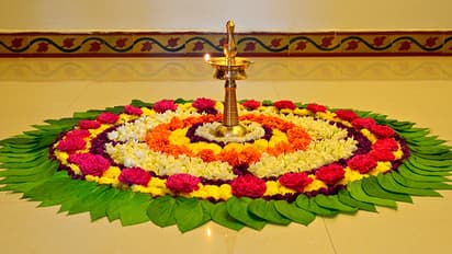 പൊന്നിൻ തിരുവോണത്തെ വരവേറ്റ് മലയാളികൾ, ഒത്തുചേരലിന്റെ സ്നേഹം പങ്കിടാന് വീടുകളൊരുങ്ങി