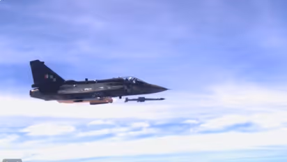 ಆಕಾಶದಲ್ಲಿ ಯುದ್ಧ ವಿಮಾನ 'ತೇಜಸ್' ಸಾಹಸ  ಅಸ್ತ್ರ ಕ್ಷಿಪಣಿ ಪರೀಕ್ಷೆ ಯಶಸ್ವಿ: ವಿಡಿಯೋ