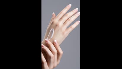 ஒரு ரூபாய் செலவில்லாமல் வீட்டிலேயே உங்கள்  நகங்களை  அழகாக்கலாம்..!  எப்படி தெரியுமா?