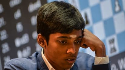 കാള്സണ് ചെസ് രാജാവ്, പ്രഗ്നാനന്ദ യുവരാജ; ടൈബ്രേക്കറില് പൊരുതി കീഴടങ്ങി ഇന്ത്യന് താരം