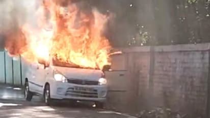 കാറിന്‍റെ മുന്നിൽ നിന്നും പുക, ഓടിക്കൊണ്ടിരിക്കെ തീപിടിച്ചു; വാർത്തകൾ തുണച്ചു, വൻ ദുരന്തമൊഴിവാക്കി ഡ്രൈവർ