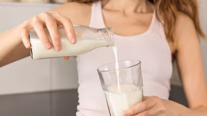 ഇളംചൂട് പാലില്‍ നെയ്യ് ചേര്‍ത്ത് കഴിക്കുന്നത് നല്ലത്; എന്തെല്ലാം ഗുണങ്ങളെന്നറിയാം