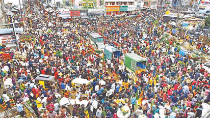 ವರಮಹಾಲಕ್ಷ್ಮಿ ಹಬ್ಬ, ಮಾರ್ಕೆಟಲ್ಲಿ ಜನವೋ ಜನ: ಹೂ-ಹಣ್ಣು ಬೆಲೆ ಏರಿಕೆ