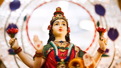 Varalakshmi Vrat 2023: 25 अगस्त को वरलक्ष्मी व्रत पर 5 शुभ योग, जानें पूजा विधि-मुहूर्त और कथा