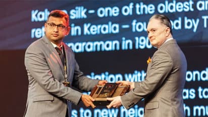 റെയ്മണ്ട് സ്യൂട്ടിങ്, ഷർട്ടിങ് വിൽപ്പനയിൽ കേരളത്തിൽ ഒന്നാമത്; കല്യാൺ സിൽക്സിന് അവാർഡ്