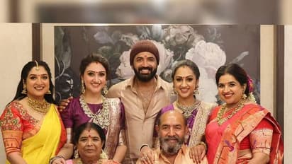 இதென்ன பிக்பாஸ் வீடு மாதிரில இருக்கு... மகள் வீட்டு விசேஷத்திற்கு வாரிசுகளுடன் படையெடுத்து வந்த விஜயகுமார்