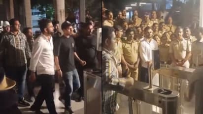 കാക്കിക്കുള്ളിലെ ക്രിക്കറ്റ് പ്രേമം; കോലിക്കൊപ്പം ഫോട്ടോയ്ക്ക് പോസ് ചെയ്ത് പൊലീസുകാർ- വീഡിയോ വൈറല്