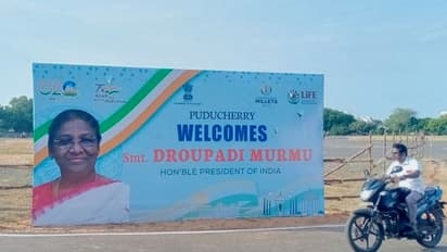 தேசிய கொடியை தலைகீழாக அச்சிட்டு குடியரசு தலைவரை வரவேற்ற அதிகாரிகள்