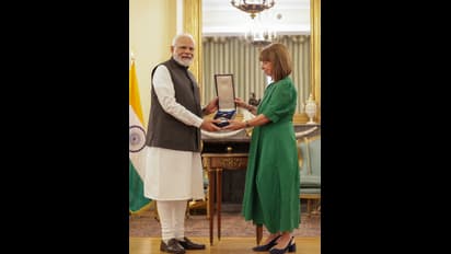 PM Modi: ప్రధాని మోడీకి అరుదైన గౌరవం.. అత్యున్నత పురస్కారాలు ప్రదానం చేసిన గ్రీస్..