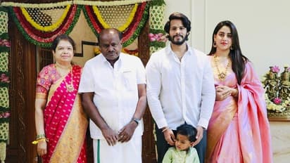 ನಿಖಿಲ್‌ ಕುಮಾರಸ್ವಾಮಿ ಮನೆಯಲ್ಲಿ ವರಮಹಾಲಕ್ಷ್ಮಿ ಸಂಭ್ರಮ: ಸಾಂಪ್ರದಾಯಿಕ ಉಡುಗೆಯಲ್ಲಿ ಮಿಂಚಿದ ಅಪ್ಪ - ಮಗ 