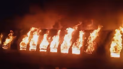  மதுரையில் நிறுத்தி வைக்கப்பட்டிருந்த ரயில் பெட்டியில் தீ விபத்து ஏற்பட்டது எப்படி? பலி எண்ணிக்கை 10ஆக உயர்வு