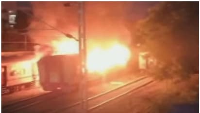 നിർത്തിയിട്ട ലഖ്നൗ-രാമേശ്വരം ട്രെയിനിൽ തീപിടിത്തം, 9 പേർ വെന്തുമരിച്ചു, ട്രെയിനിനുള്ളിൽ പാചകത്തിന് ശ്രമിച്ചവർ