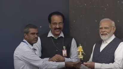 குட்டி சந்திரயான் 3 - இந்திய பிரதமருக்கு நினைவு பரிசு வழங்கிய தமிழக விஞ்ஞானி வீரமுத்துவேல்!