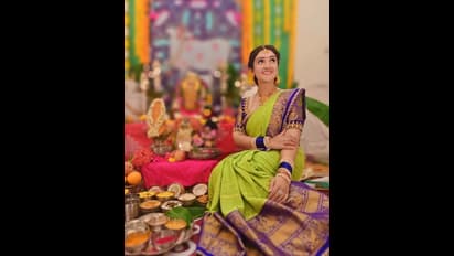 இதுல லட்சுமி யார்? பட்டு புடவையில் தெய்வீக கலையுடன் ஸ்ரீதேவி வெளியிட்ட வரலட்சுமி பூஜை போட்டோஸ்..! 