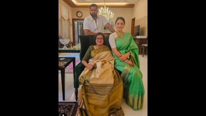 ಸೊಸೆ ಜೊತೆ ಸುಮಲತಾ ಅಂಬರೀಶ್ ವರಮಹಾಲಕ್ಷ್ಮಿ ಹಬ್ಬ ಅಚರಣೆ; ಮಂಡ್ಯ ಹೈಕ್ಳುಗಳಿಂದ ಮೆಚ್ಚುಗೆ 