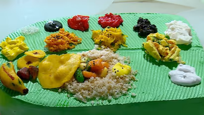 തൂശനിലയിലെ സദ്യ, രുചി മധുരം മാത്രം, ആയിശത്ത് വൈറലാണ് ഒപ്പം ഈ കേക്കും!