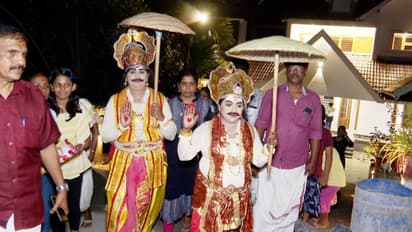 ഓണക്കരോളുമായി നാട്ടുകൂട്ടം, 40 വര്ഷമായുള്ള രീതി, ഇത്തവണ വനിതാ മാവേലിമാരും