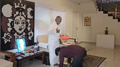 ఇళయరాజా ఆశీర్వాదాలు తీసుకున్న దేవిశ్రీ ప్రసాద్, పాదాభివందనం చేసిన రాక్ స్టార్