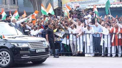 ಪ್ರಧಾನಿ ಮೋದಿ ಬಂದಾಗ ರಸ್ತೇಲಿ ಬಿಜೆಪಿಗರು: ಕಾಂಗ್ರೆಸ್, ಕಮಲ ಫೈಟ್