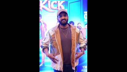 உதயநிதியுடன் சேர்ந்து அரசியலிலும் கலக்க வருகிறாரா சந்தானம்? கிக் பட விழா மூலம் வெளிவந்த உண்மை