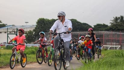 ഇതാര് മോഹൻലാലോ?, കുട്ടികള്‍ക്കൊപ്പമുള്ള അജിത്തിന്റെ ഫോട്ടോ കണ്ട് ആരാധകര്‍