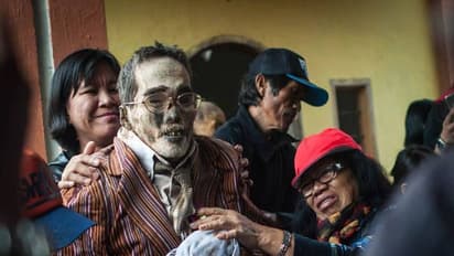 മരിച്ചവർക്കൊപ്പം താമസിക്കൽ മുതൽ പാമ്പിന്റെ ചോര കുടിക്കൽ വരെ; ഇന്നും നിലനിൽക്കുന്ന ചില വിചിത്ര ആചാരങ്ങൾ