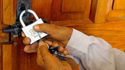 పోలీస్ స్టేషన్ కు తాళం వేసిన మహిళ... ఎందుకంటే...