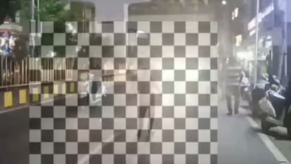 రోడ్డుపై మద్యం మత్తులో అర్థనగ్నంగా బ్లేడ్తో మహిళ బీభత్సం..