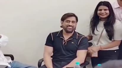 MS Dhoni Video: தனது காலில் விழும் ரசிகையை தடுத்து நிறுத்தி கை கொடுத்த தோனி; வைரலாகும் வீடியோ!