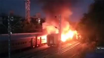 ಕೋಲಾರ: ಬೆಂಗಳೂರು-ಮಾರಿಕುಪ್ಪಂ ರೈಲಿನಲ್ಲಿ ಬೆಂಕಿ, ಎದ್ನೋ ಬಿದ್ನೋ ಅಂತ ಓಡಿದ ಪ್ರಯಾಣಿಕರು..!