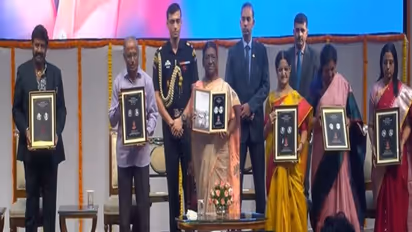 ఎన్టీఆర్ స్మారక నాణెం విడుదల చేసిన రాష్ట్రపతి ముర్ము.. హాజరైన నడ్డా, చంద్రబాబు, పురందేశ్వరి..