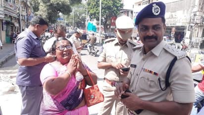 ఈయన కదా అసలైన సూపర్ పోలీస్ ... రోడ్డుపై పరుగెత్తుకుంటూ వెళ్లి ఏసిపికి దండంపెట్టిన మహిళ (వీడియో)