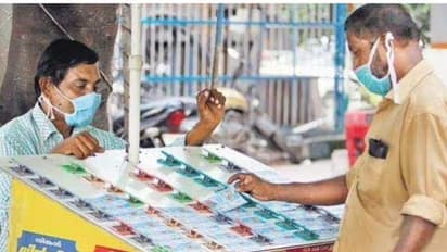 ഓണം കളറാക്കാന് കൈത്താങ്ങ്; ഭാഗ്യക്കുറി ക്ഷേമനിധി അംഗങ്ങൾക്കുള്ള ഉത്സവബത്ത വിതരണം തുടങ്ങി