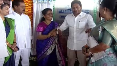 సీఎం జగన్ చొరవ.. శాంతితో చేతులు కలిపేందుకు మంత్రి రోజా అయిష్టత.. అసలేం జరిగిందంటే..