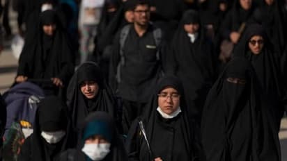 സ്കൂളുകളിൽ അബായ ധരിക്കരുതെന്ന് ഫ്രഞ്ച് സർക്കാറിന്റെ ഉത്തരവ്, പ്രതിഷേധവുമായി വിദ്യാർഥികളും അധ്യാപകരും തെരുവിൽ  