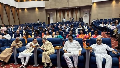 ఎన్టీఆర్ స్మారక నాణెం విడుదల.. రాష్ట్రపతి ద్రౌపది ముర్ముతో ఎన్టీఆర్ ఫ్యామిలీ.. (ఫొటోలు)