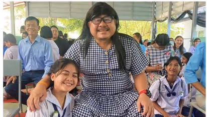 അവിവാഹിതനായ  അച്ഛന്‍ മകളുടെ സ്കൂളിലെ മാതൃദിന പരിപാടിയിലെത്തിയത് വ്യത്യസ്ത വേഷവുമായി; വീഡിയോ വൈറല്‍