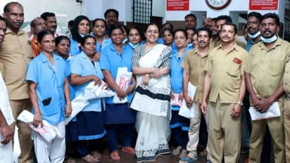 തിരുവോണ ദിവസവും ജോലി; ആരോഗ്യ പ്രവര്ത്തകരെ സന്ദര്ശിച്ച് ഓണസമ്മാനങ്ങള് നല്കി മന്ത്രി