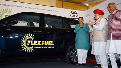 Nitin Gadkari unveils world's 1st prototype of BS-6 ‘Electrified Flex Fuel Vehicle'