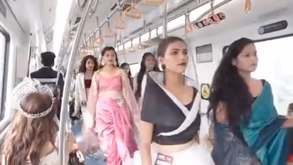 ಚಲಿಸುವ ಮೆಟ್ರೋ ರೈಲಿನಲ್ಲಿ ನಾರಿಯರ ಫ್ಯಾಷನ್ ಶೋ.. ವೀಡಿಯೋ ವೈರಲ್
