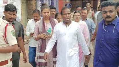 విశాఖలో కేఏ పాల్ ఓవరాక్షన్.. ఏకంగా సీఐ కాలర్ పట్టుకుని హంగామా