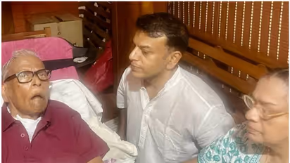 'ഇന്നൊരൽപ്പം ക്ഷീണിതൻ, ഈ സാന്നിധ്യം ഊർജദായകം'; വിഎസിന്റെ ചിത്രം പങ്കുവെച്ച് മകന്റെ ഓണാശംസ