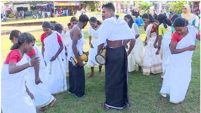 താളത്തിൽ തുടങ്ങും, കൊട്ടുമുറുകുമ്പോള് ചുവടിന്റെ വേഗം കൂടും; ടൗണ് സ്ക്വയറില് കൊക്കമാന്തി കളിയെത്തി