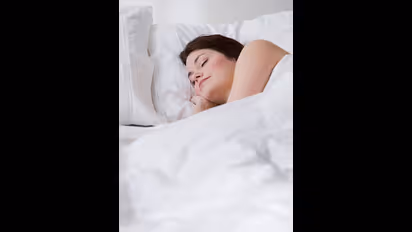 தூங்கும்போது இதை எல்லாம் பக்கத்தில் வைச்சுக்காதீங்க! துரதிர்ஷ்டத்தை ஏற்படுத்துமாம்! 