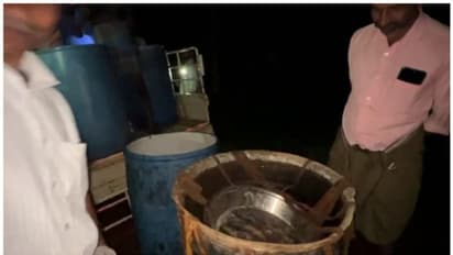 വാറ്റ് കേന്ദ്രത്തില് എക്സൈസ് റെയ്ഡ്; 40 ലിറ്റര് ചാരായവും 1000 ലിറ്റര് വാഷും പിടികൂടി