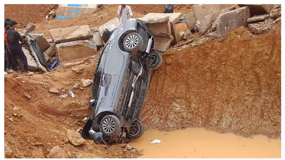 ആറ്റിങ്ങലില് റോഡ് നിർമ്മാണത്തിനെടുത്ത കുഴിയിലേക്ക് കാർ മറിഞ്ഞു; യുവാവിന് ദാരുണാന്ത്യം, 5 പേർക്ക് പരിക്ക്