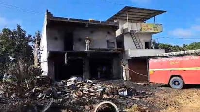 ഷട്ടറുകൾ വെൽഡ് ചെയ്യുന്നതിനിടെ പടക്ക സംഭരണശാലയില്‍ തീപിടിത്തം; മൂന്ന് പേര്‍ക്ക് ദാരുണാന്ത്യം